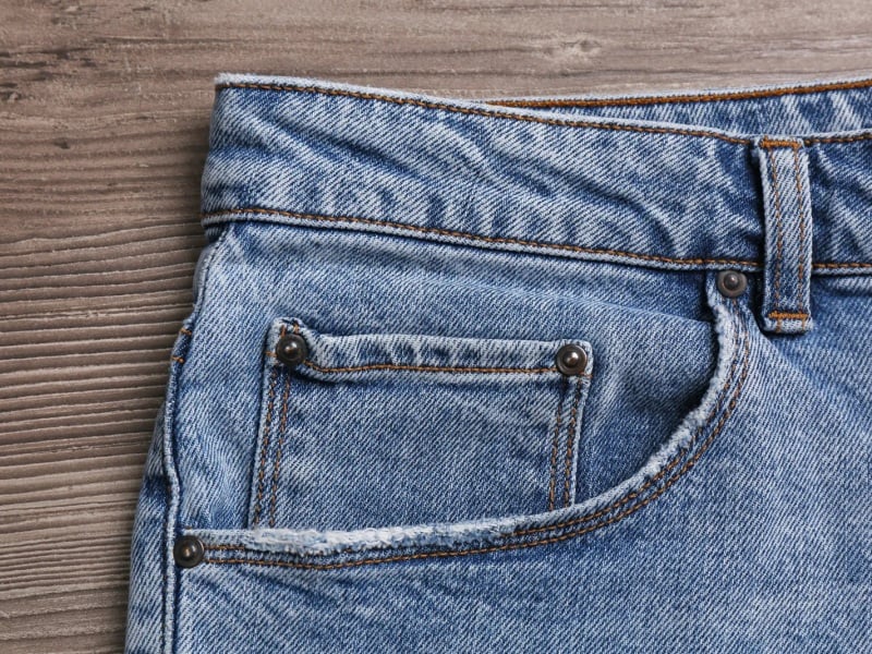 90% người mặc quần jeans không biết công dụng của những chiếc khuy kim loại được bấm trên quần