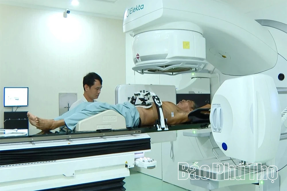 Bệnh viện Đa khoa tỉnh Phú Thọ triển khai kỹ thuật xạ trị điều biến thể tích cung tròn - một trong những kỹ thuật xạ trị tiên tiến được vận hành trên hệ thống máy gia tốc VERSA HD.