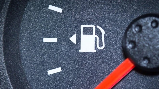 90% tài xế ô tô không biết công dụng của mũi tên nhỏ cạnh biểu tượng cây xăng trên bảng đồng hồ