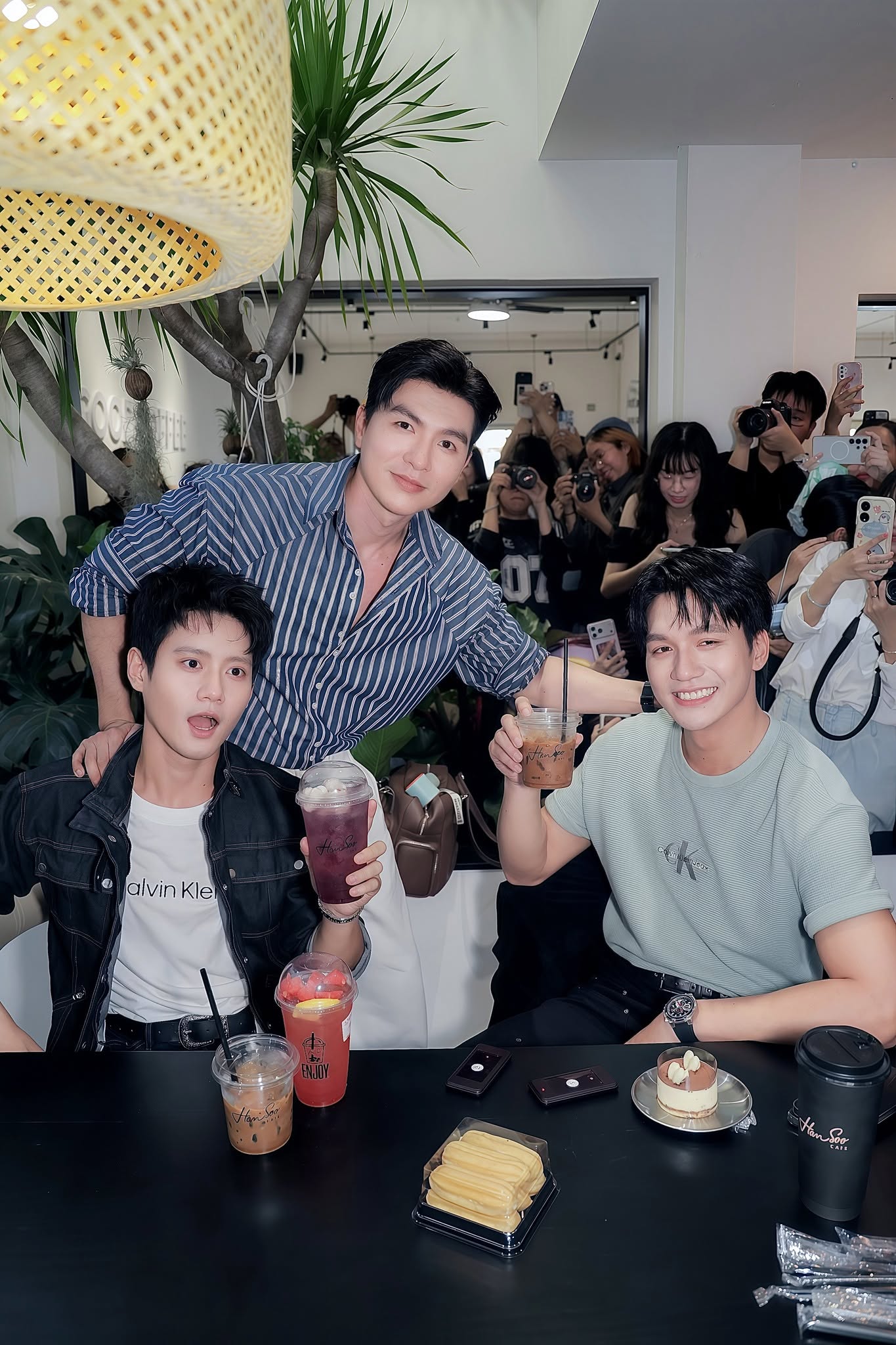 Bạn diễn trong phim Mưa Đỏ tới chúc mừng Steve Nguyễn trong ngày khai trương quán cafe.