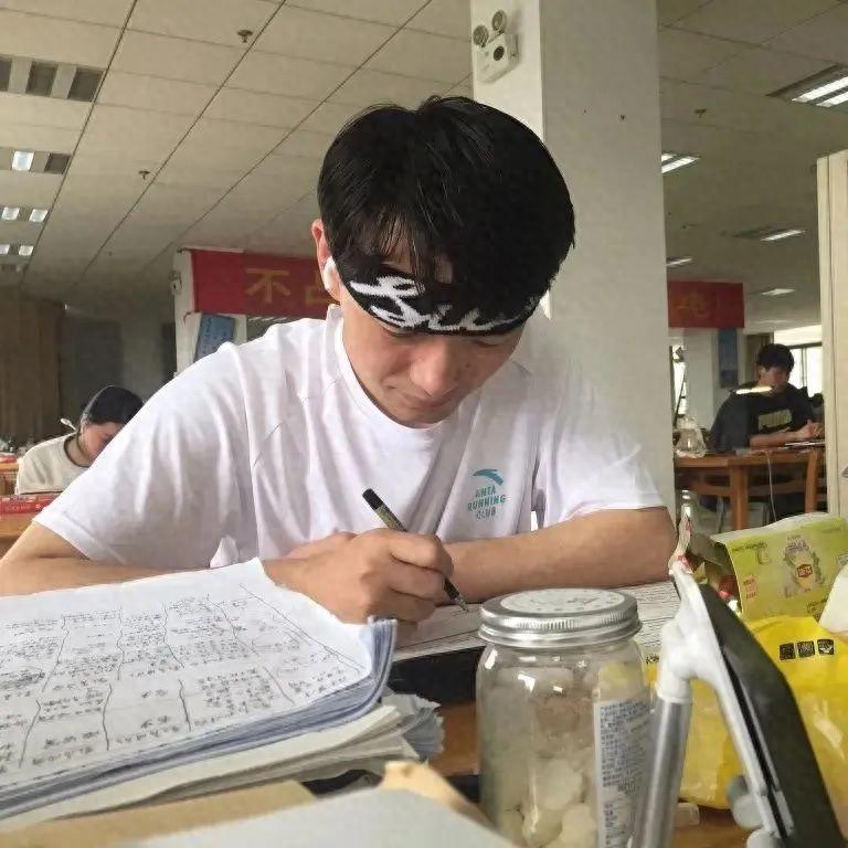 Từ Mạnh Nam tiếp tục ôn thi để trở thành giáo viên