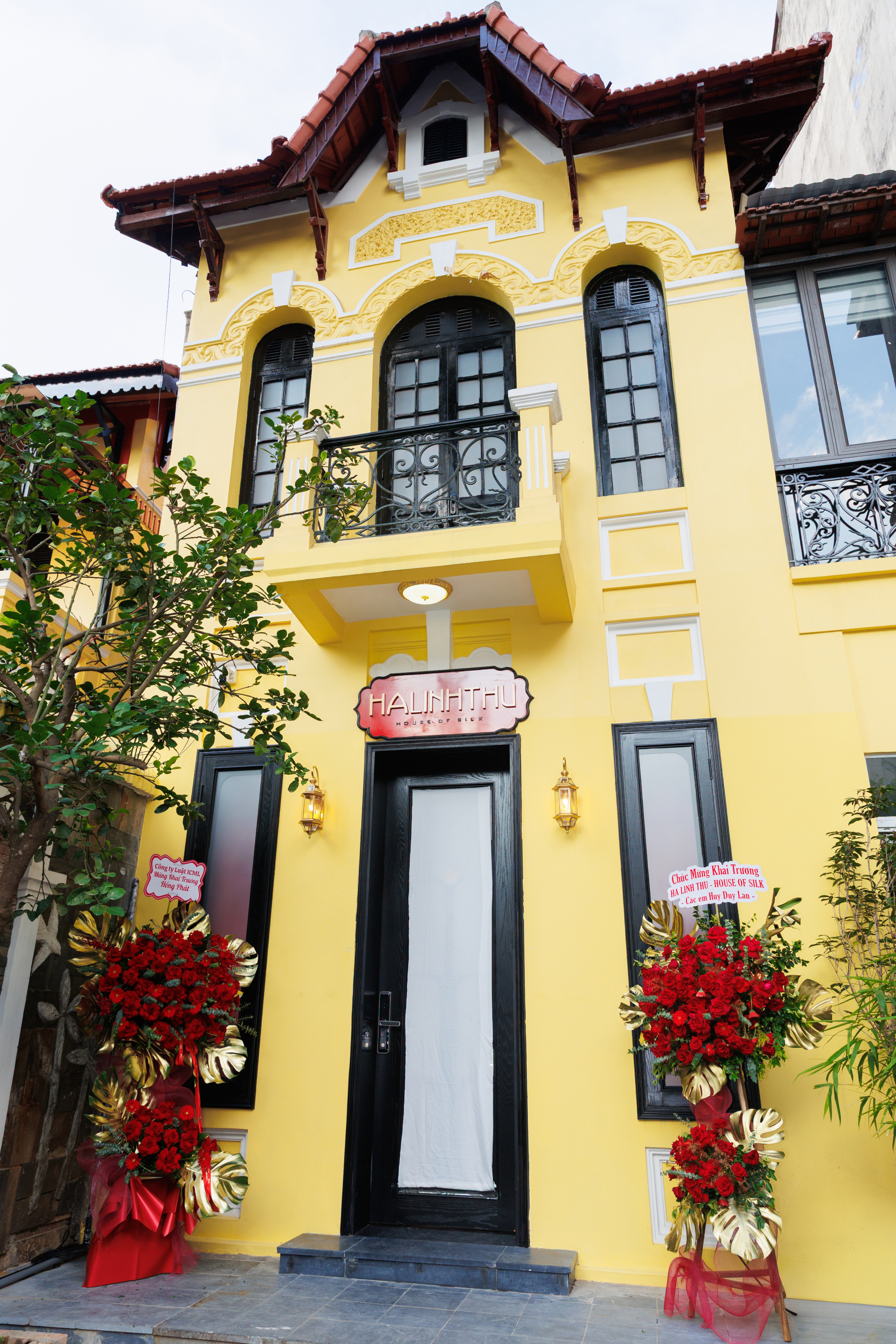 Nhà thiết kế cải tạo biệt thự Pháp cổ trong 6 tuần thành 'ngôi nhà nhung lụa', trình diễn hiệu ứng ánh sáng 3D ngay mặt tiền