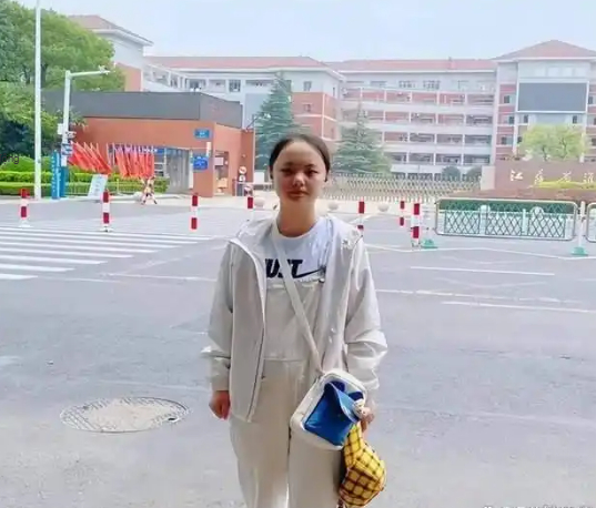 Nữ sinh Bai Xiangling