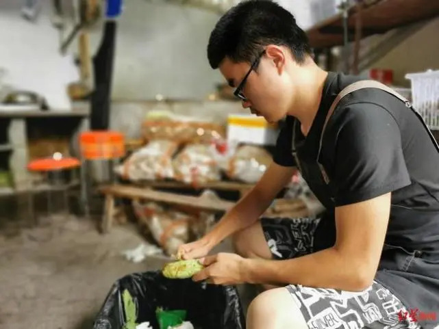 Nam sinh từ chối tiền quyên góp từ các nhà hảo tâm, đi làm thêm để trang trải cuộc sống