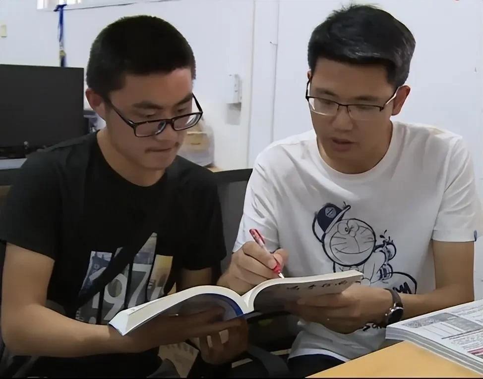 Nam sinh vừa ôn thi đại học, vừa chăm sóc cha bệnh nặng