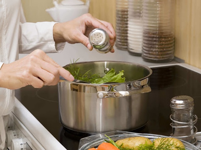 Luộc rau nên đậy hay mở nắp nồi? Đơn giản thế mà nhiều người vẫn sai