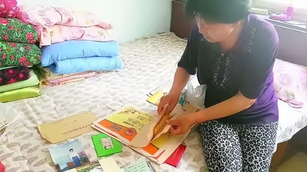 Người mẹ vẫn giữ nhiều bằng khen, ảnh cũ của con trai