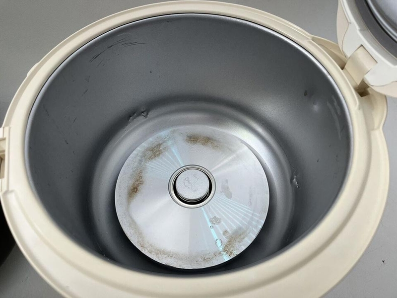 Vệ sinh định kỳ các bộ phận của nồi cơm điện giúp hạn chế vi khuẩn và kéo dài tuổi thọ thiết bị. (Ảnh Internet)