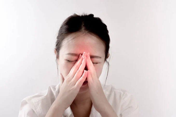 Tình trạng khô niêm mạc mũi có thể ảnh hưởng đến sinh hoạt hằng ngày và chất lượng cuộc sống. (Ảnh: Internet)