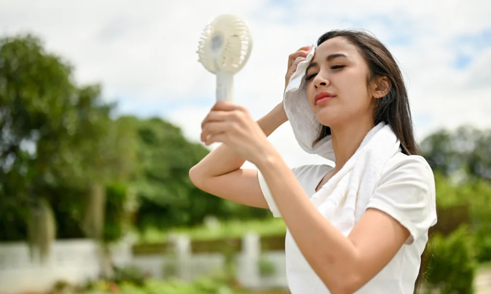Quạt cầm tay là vật dụng quen thuộc của nhiều người trong những ngày nắng nóng. (Ảnh: Internet)