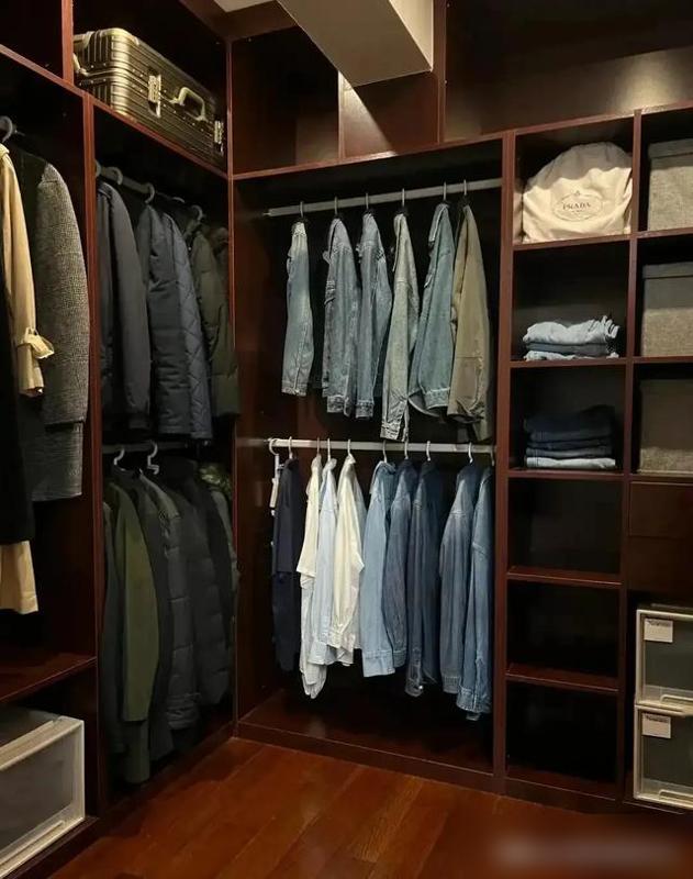 Hệ tủ quần áo kịch trần giúp tối ưu không gian lưu trữ. (Ảnh: Toutiao)