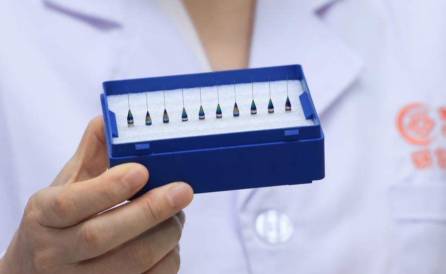 Bộ mũi khoan PCB siêu nhỏ - sản phẩm chủ lực giúp Wang Xin xây dựng doanh nghiệp nắm gần 30% thị phần toàn cầu. (Ảnh: Xinhua/Mao Siqian)