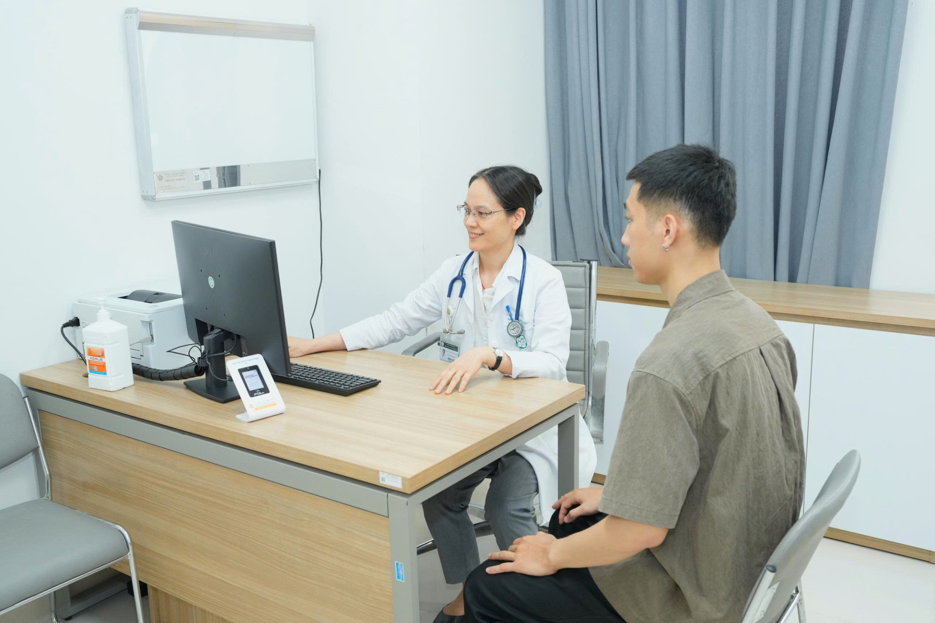 Bệnh viện Bạch Mai cơ sở Ninh Bình khám bệnh, cấp phát thuốc miễn phí cho hơn 5.000 người dân. Ảnh: VGP
