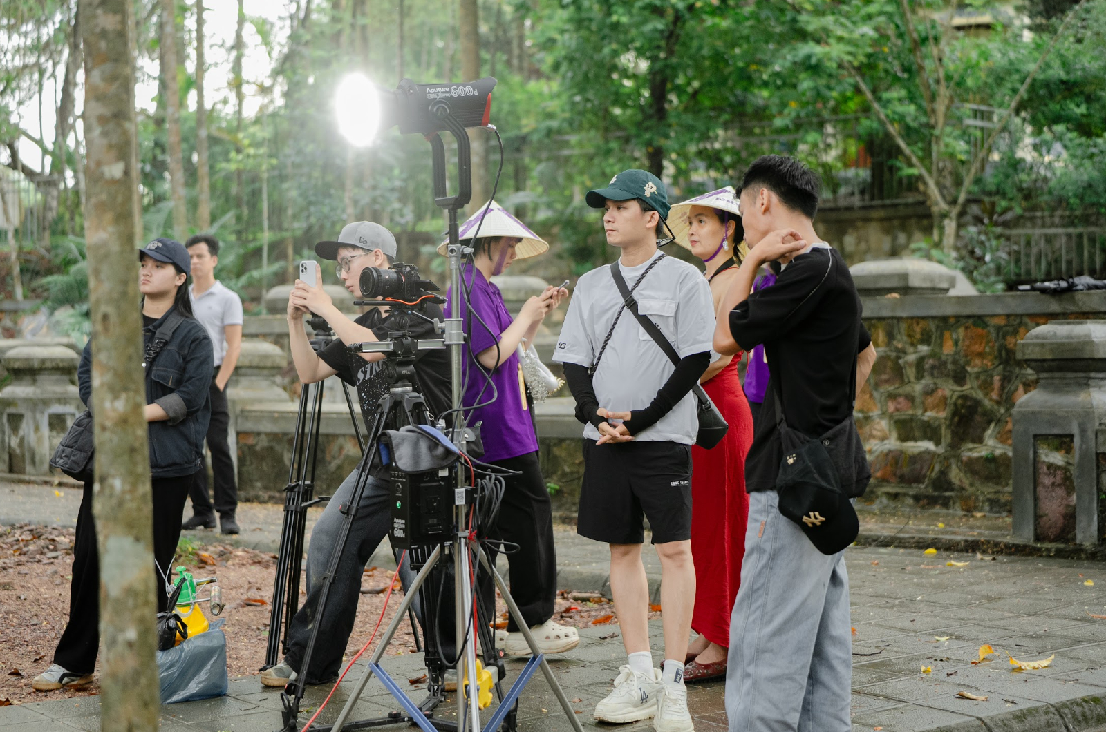 Đạo diễn trẻ gây sốt với MV quay đại cảnh hoành tráng gần 300 người ở Đại Nội Huế 
