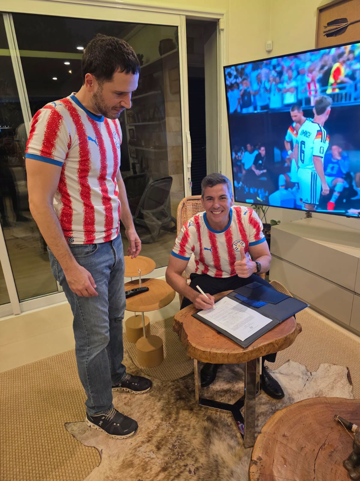 Sướng như người dân Paraguay: Sau chiến thắng địa chấn ở World Cup, cả nước được nghỉ lễ để ăn mừng 