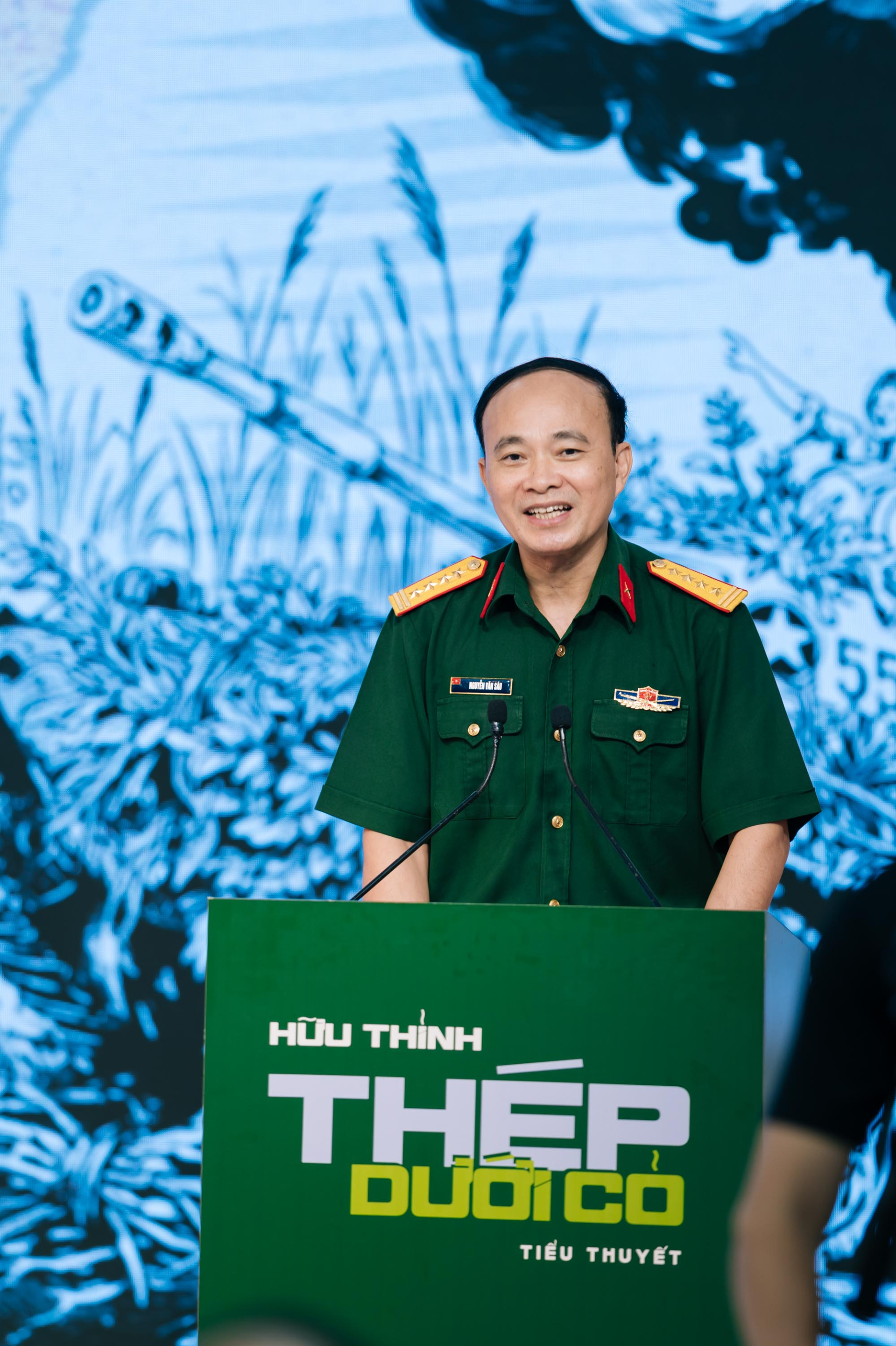 Đại tá Nguyễn Văn Sáu - Phó Tổng Biên tập Nhà xuất bản Quân đội nhân dân phát biểu