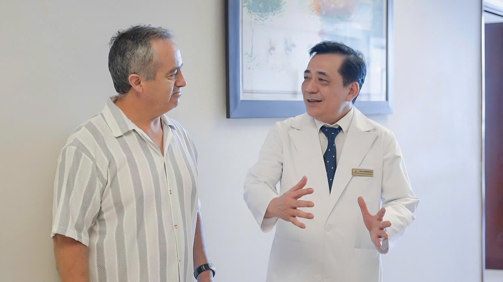 Bệnh nhân David được PGS.TS.BS Phạm Văn Bình tư vấn về quá trình điều trị tại Vinmec Times City.