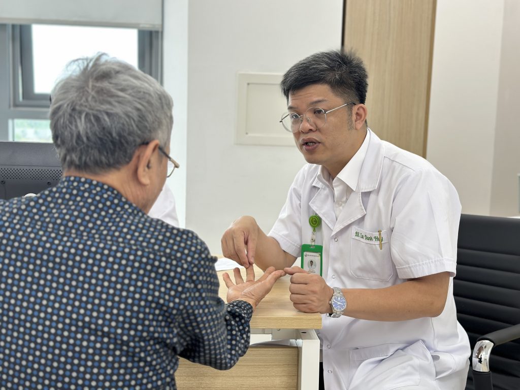 Đội ngũ bệnh gia chuyên, bác sĩ đầu ngành của viện Hữu nghị Việt Đức thăm khám cho dân dân