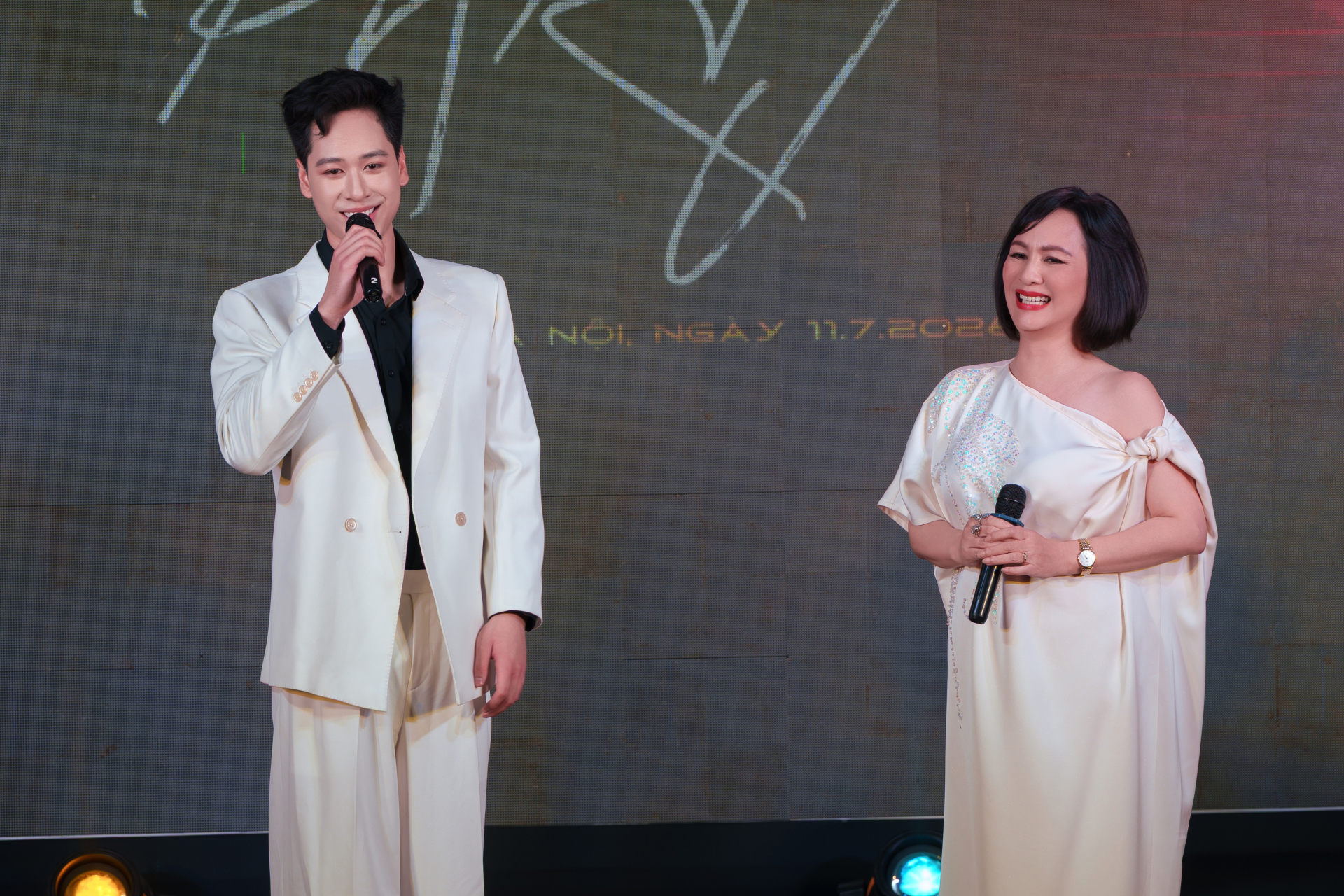 Minh Tuấn hát song ca với mẹ bài Papa