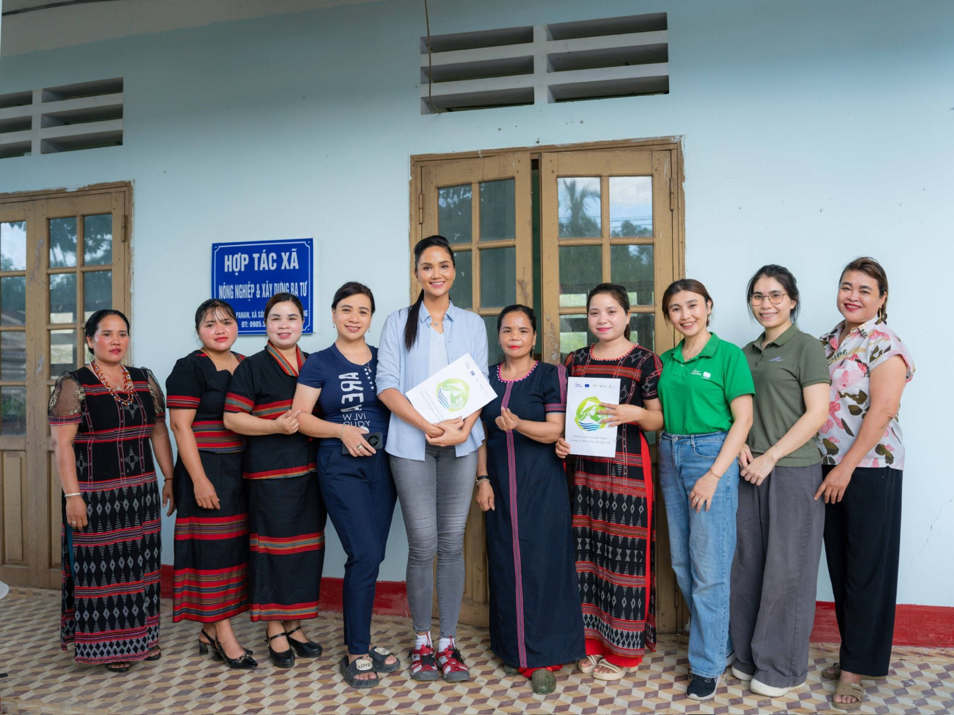Hiện H'Hen Niê đang tích cực tham gia vào các hoạt động của cộng đồng