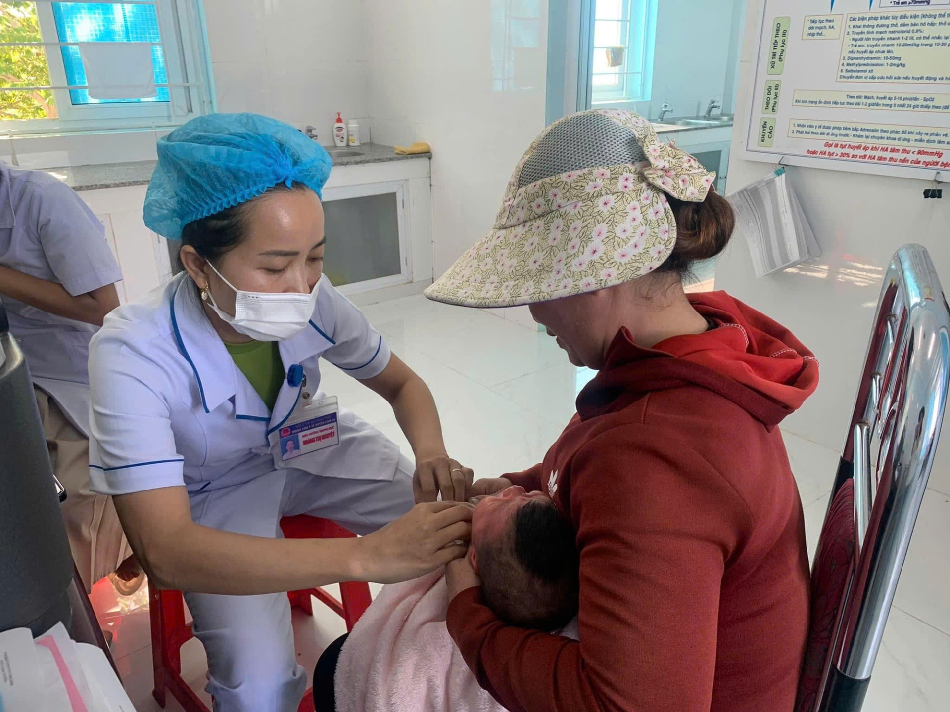   Trẻ sẽ được kiểm tra tình trạng tiêm chủng khi khám sức khỏe định kỳ miễn phí hàng năm - Ảnh: VGP/HM  