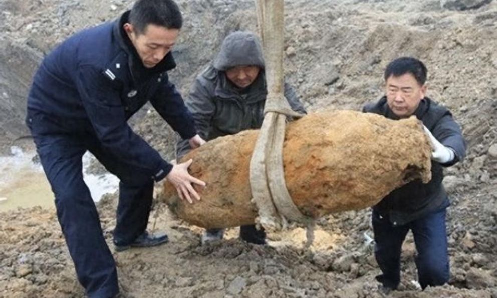 Vật thể có hình dáng giống một quả bom lớn được khai quật