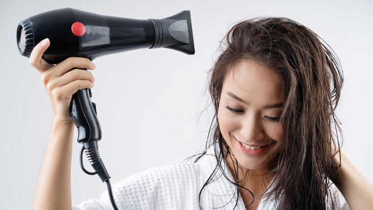 Lời khuyên đến tất cả những người hay dùng máy sấy tóc