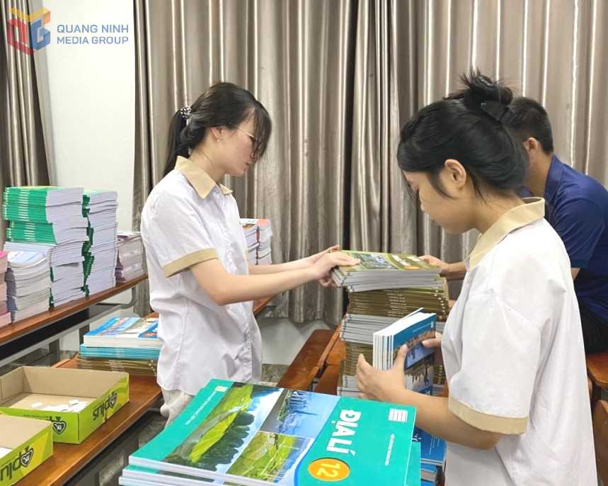 Học sinh khối 12, Trường TH-THCS-THPT Văn Lang (phường Hồng Gai) nhận sách miễn phí từ thư viện nhà trường. Ảnh: Hoàng Quý