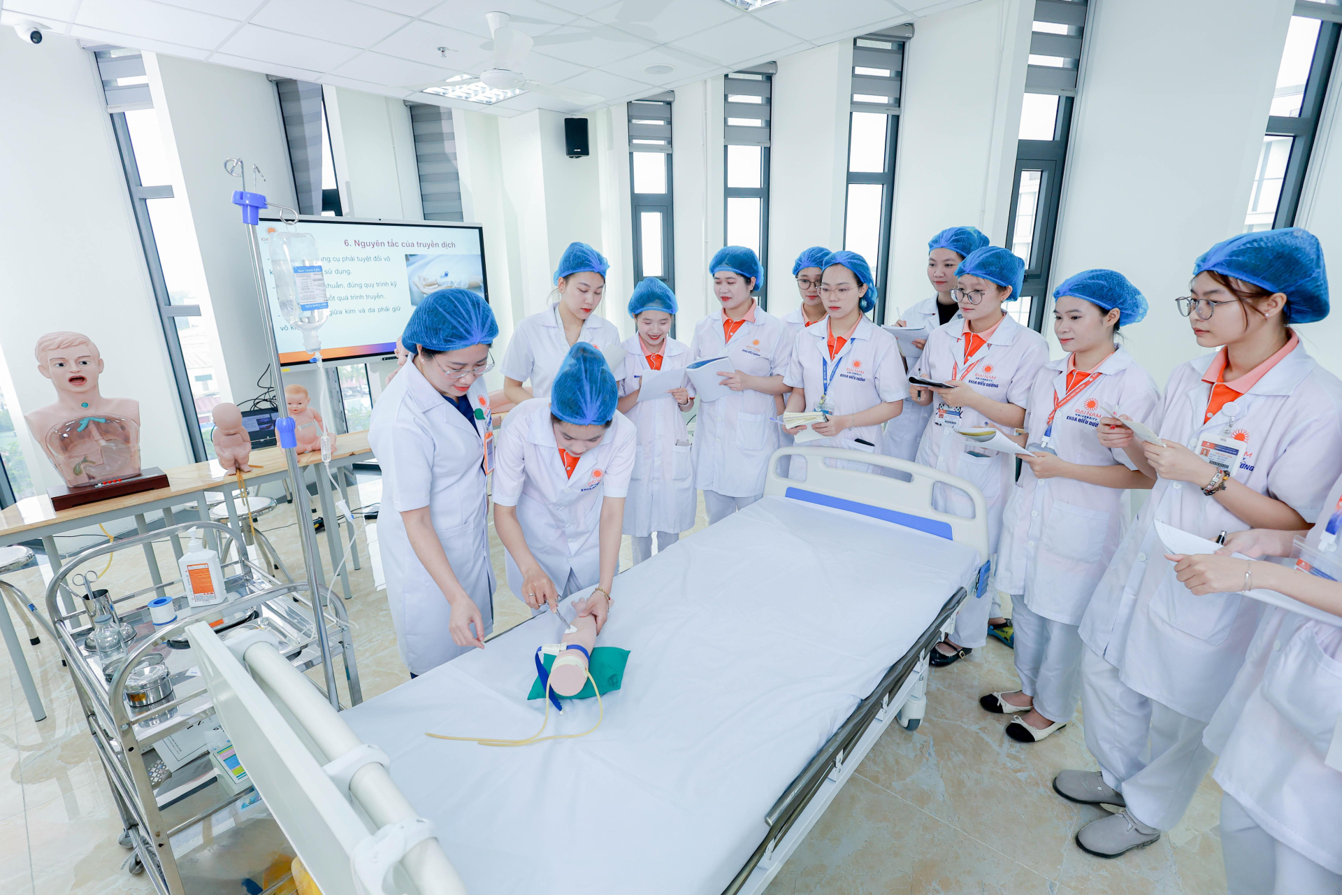 1 trường đại học cấp học bổng cho sinh viên có bố, mẹ, anh, chị ruột làm trong ngành giáo dục và lực lượng quân đội, công an