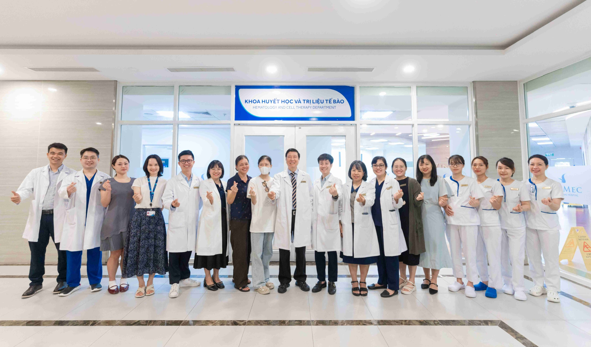 Đội ngũ chuyên gia Viện Nghiên cứu Tế bào gốc & Công nghệ Gen Vinmec chúc mừng nữ bệnh nhân đầu tiên điều trị lupus ban đỏ hệ thống bằng liệu pháp CAR-T tại Việt Nam.