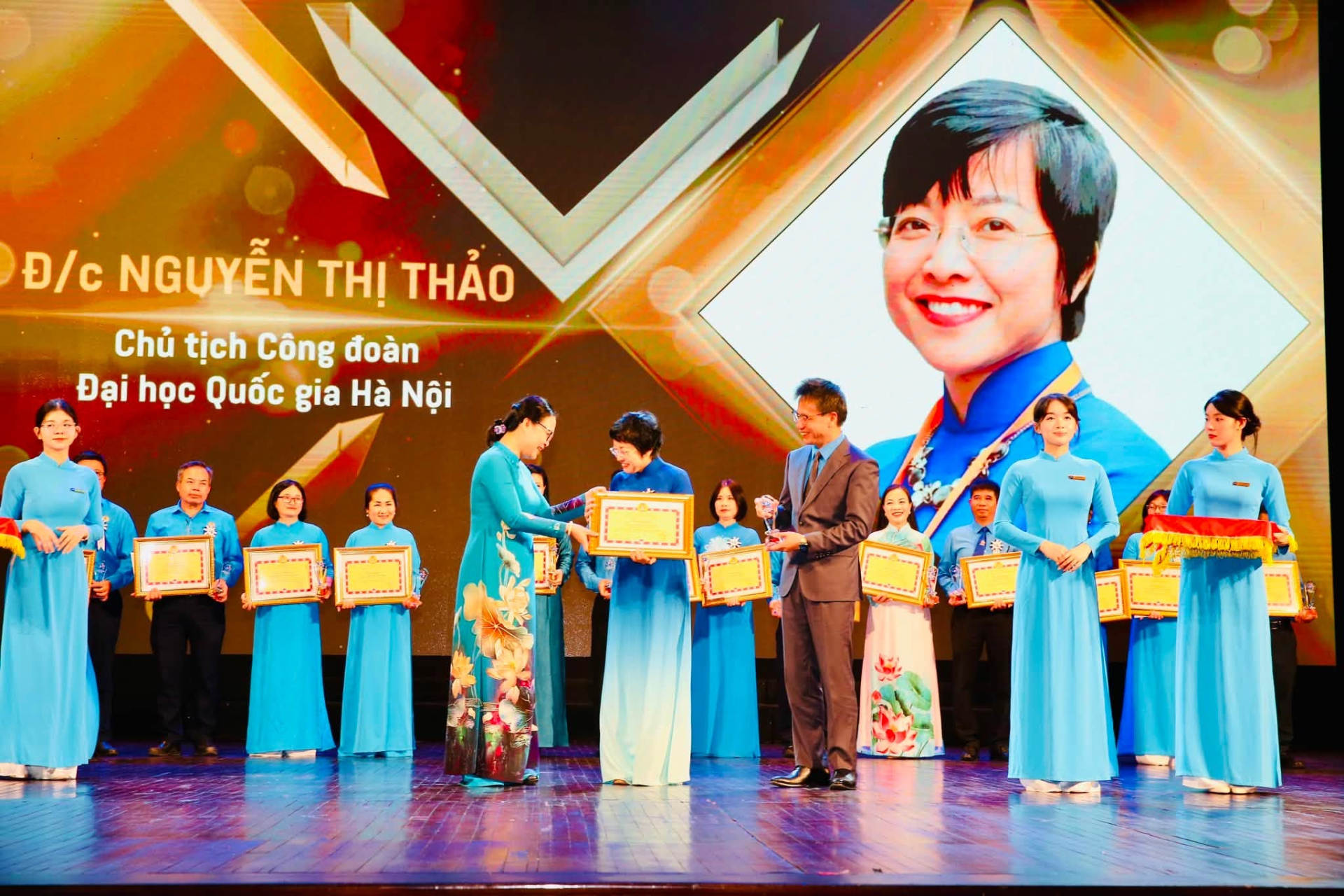 MC Thảo Vân - Chủ tịch Công đoàn Đại học Quốc gia Hà Nội nhận Giải thưởng 22/7 - Giải thưởng của tổ chức Công đoàn Giáo dục Việt Nam dành cho cán bộ công đoàn xuất sắc