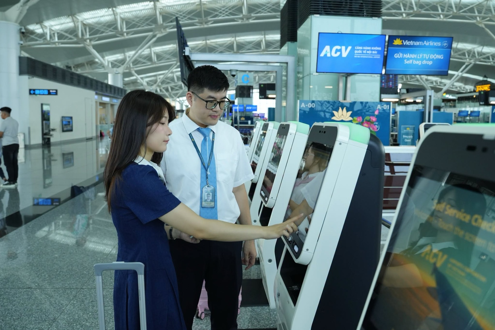 Đội ngũ nhân viên của Vietnam Airlines luôn túc trực để hướng dẫn, hỗ trợ khi cần thiết. Ảnh: Vietnam Airlines