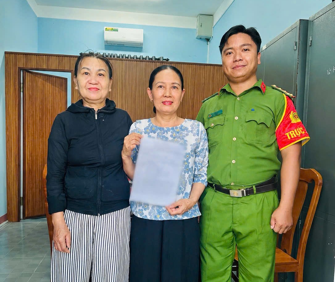 Công an hỗ trợ người dân nhận lại 270 triệu đồng chuyển khoản nhầm. Ảnh: Công an TP Đà Nẵng
