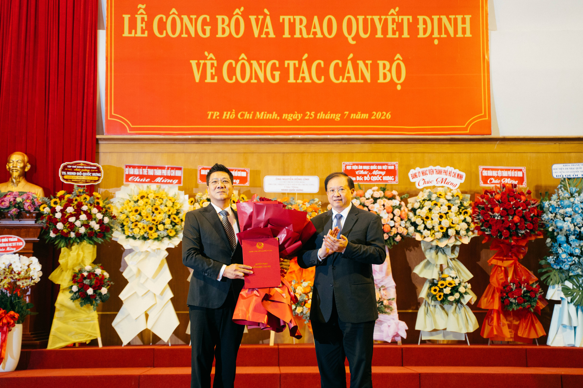 TS.NSND Đỗ Quốc Hưng (bìa trái) nhận quyết định bổ nhiệm của Bộ Văn hóa, Thể thao và Du lịch từ Thứ trưởng Tạ Quang Đông