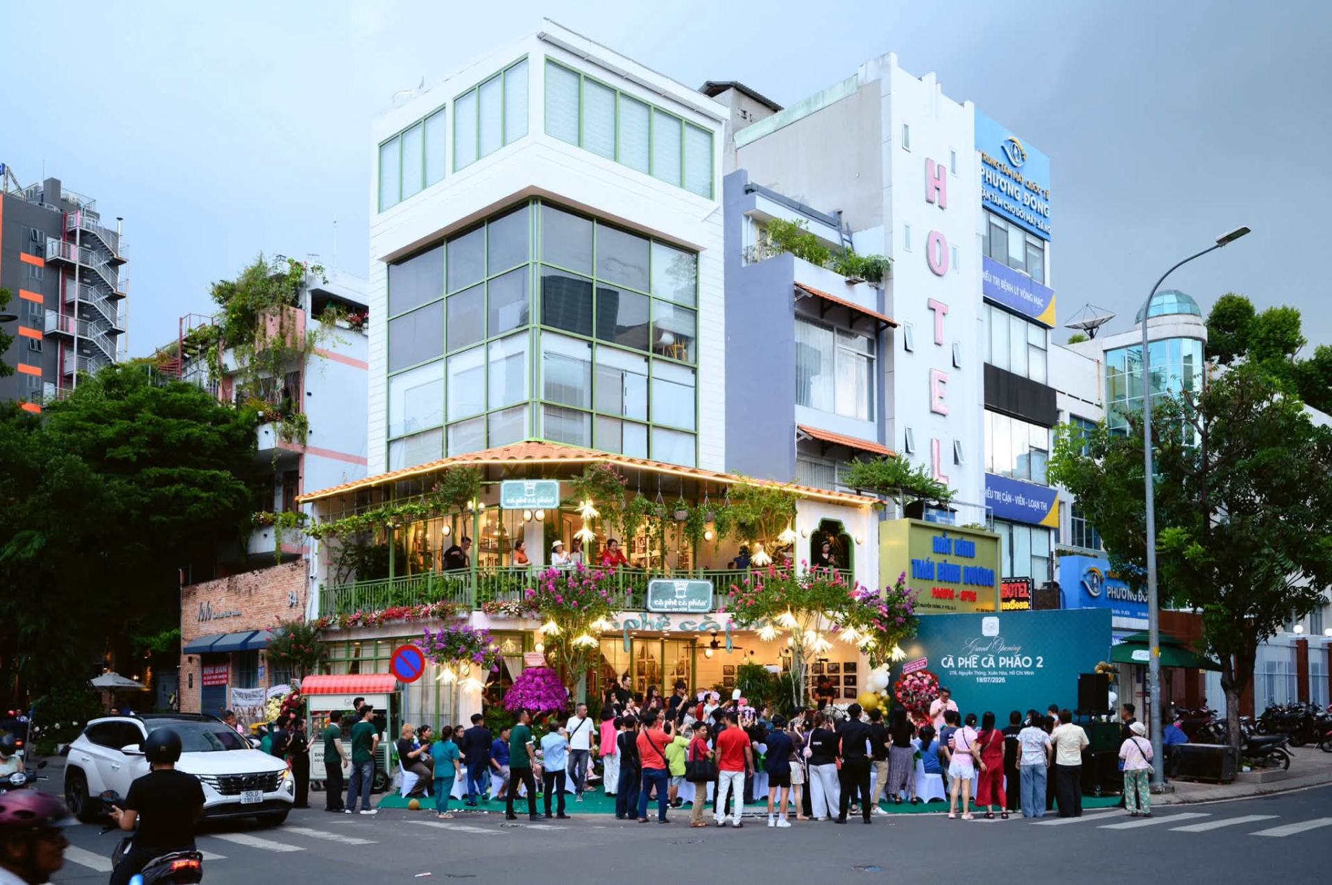 Đàm Vĩnh Hưng khai trương chi nhánh 2 của quán Cà Phê Cà Pháo trên đường Nguyễn Thông (phường Xuân Hòa, TP.HCM)