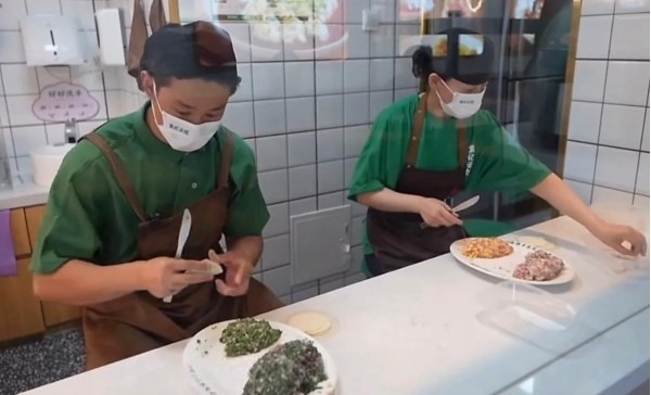 Cửa hàng bánh bao của 2 vợ chồng Trương