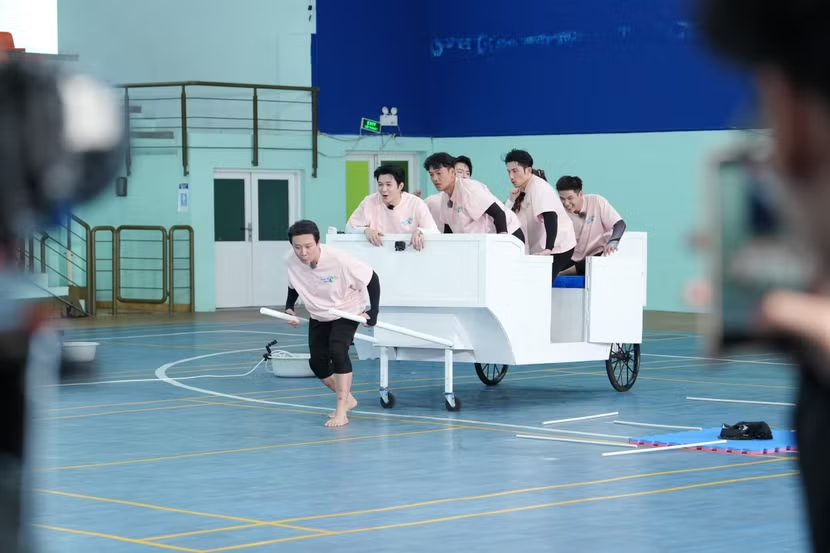 Trấn Thành dốc toàn lực kéo chiếc xe chở trọn vẹn 6 người em.