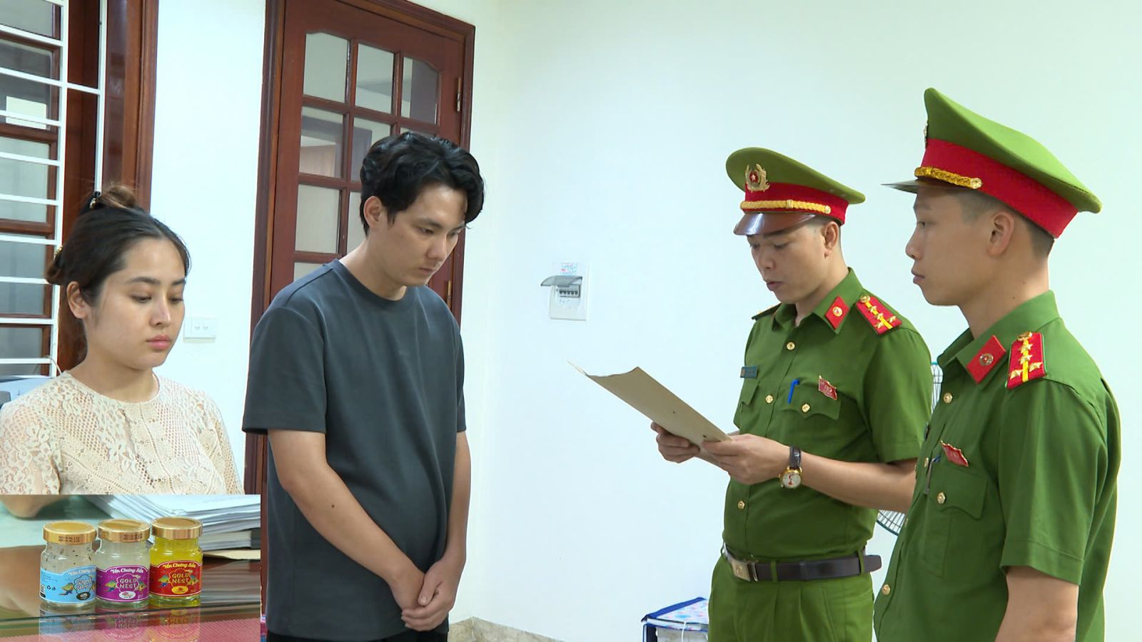 Cơ quan CSĐT Công an tỉnh Thanh Hóa thi hành Quyết định khởi tố vụ án, khởi tố bị can liên quan đến đường dây sản xuất, buôn bán hũ yến giả. Ảnh: Công an tỉnh Thanh Hoá.