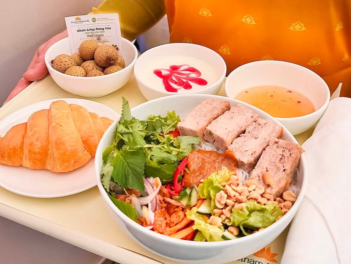Mỗi phần nhãn đều kèm bảng thẻ giới thiệu nguồn gốc và vùng trồng, giúp hành khách tìm hiểu thêm về sản vật ngay trong hành trình. Ảnh: Vietnam Airlines