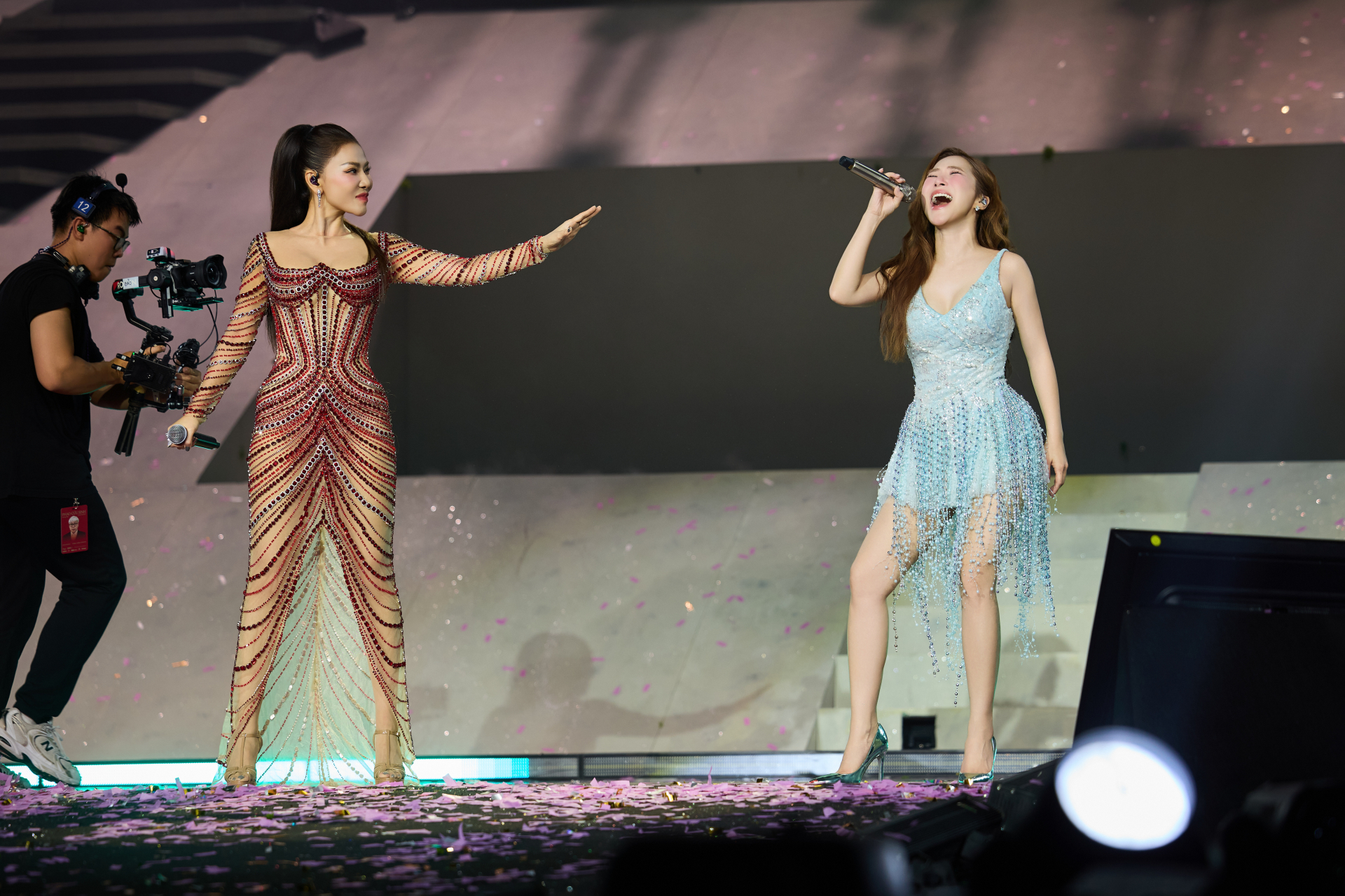 Sau 14 năm, Thu Minh xuất hiện trong concert lớn nhất sự nghiệp Hương Tràm: “Suốt từng ấy năm, chị chưa từng nhìn em khác đi”