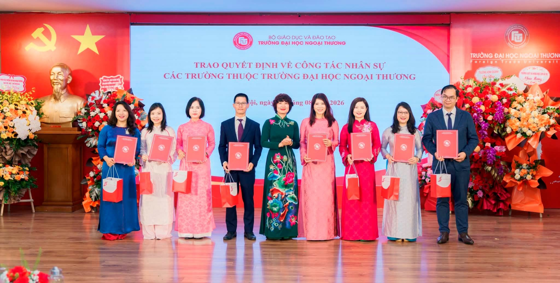 Lãnh đạo của trường ĐH Ngoại thương cũng trao các quyết định bổ nhiệm, giao nhiệm vụ đối với đội ngũ Trưởng khoa và Chánh Văn phòng của các trường thuộc. Ảnh: Trường ĐH Ngoại thương.