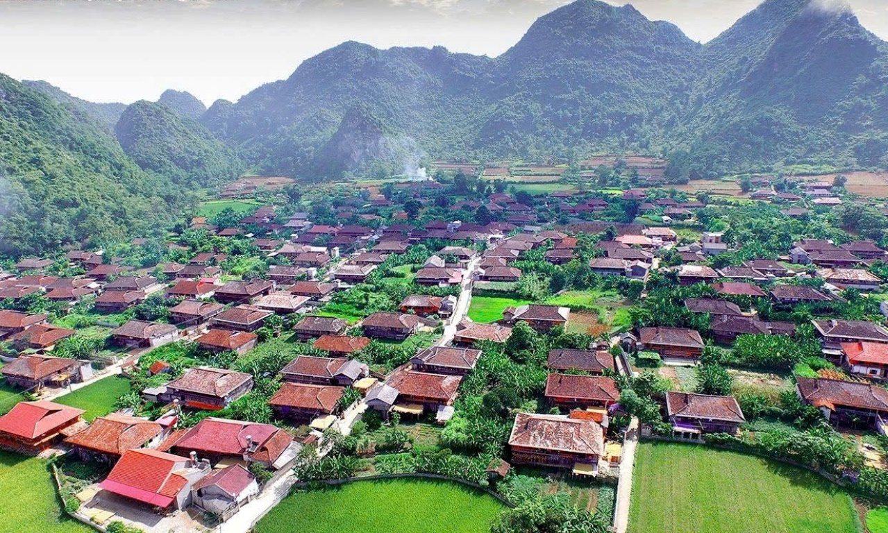Các ngôi nhà sàn tại làng Quỳnh Sơn cùng có cửa quay về hướng Nam. Ảnh: Cổng TTĐT tỉnh Lạng Sơn