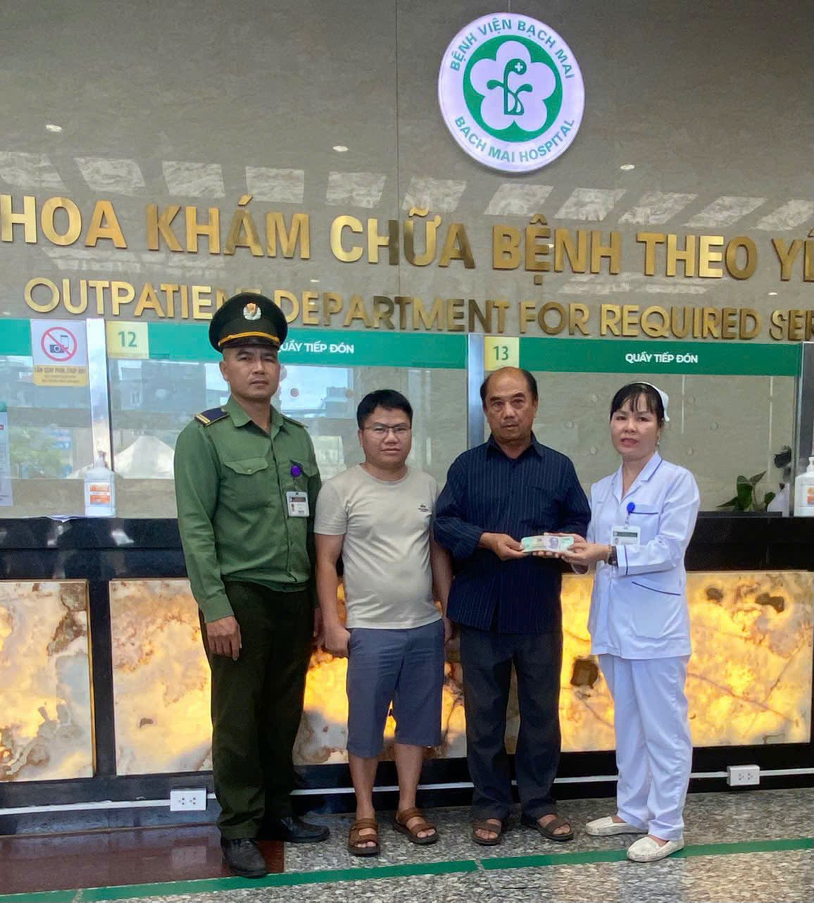 Bệnh viện Bạch Mai hỗ trợ trả tiền cho người đánh rơi. Ảnh: Bệnh viện Bạch Mai