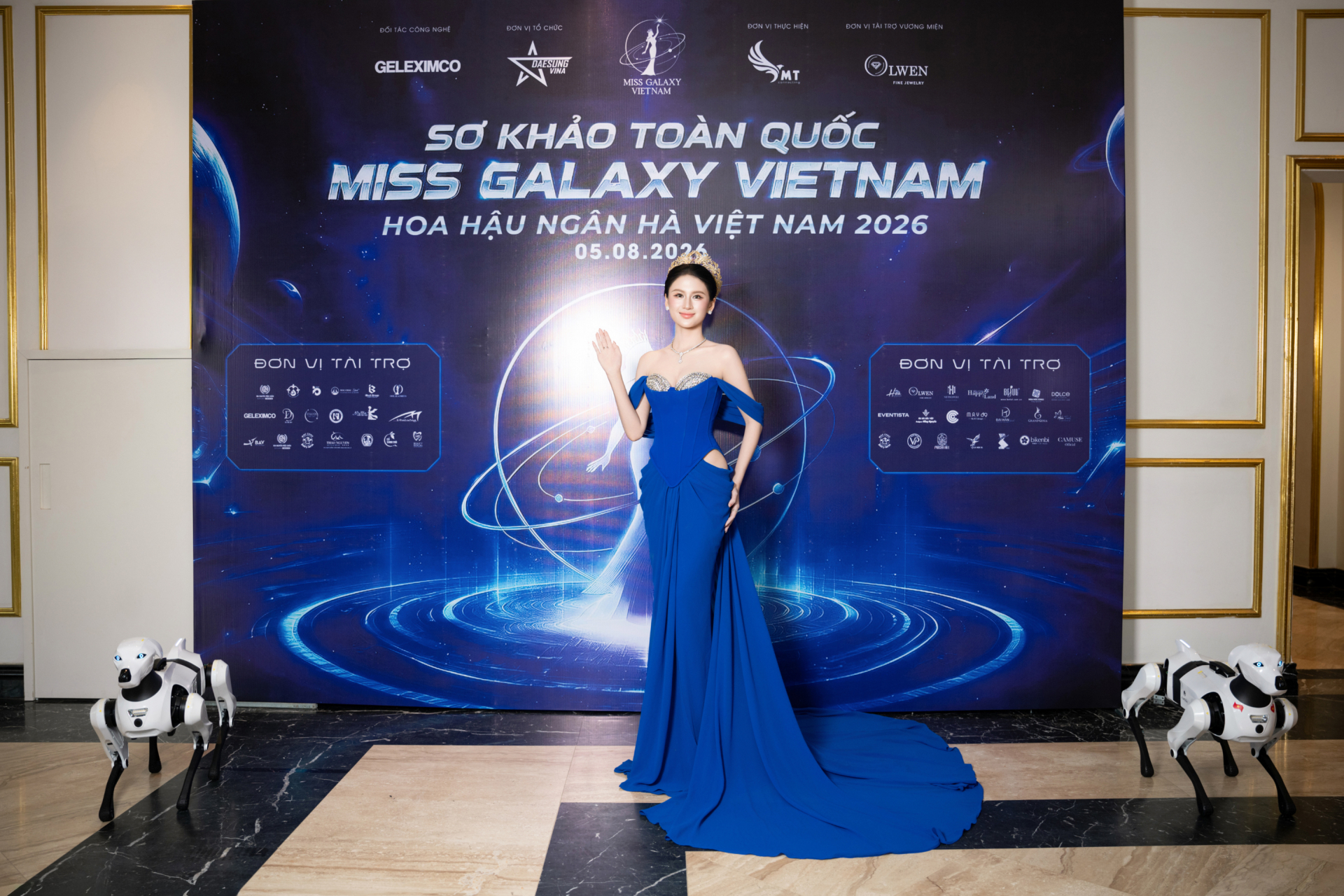 Á hậu Thúy Tiên gây chú ý khi xuất hiện