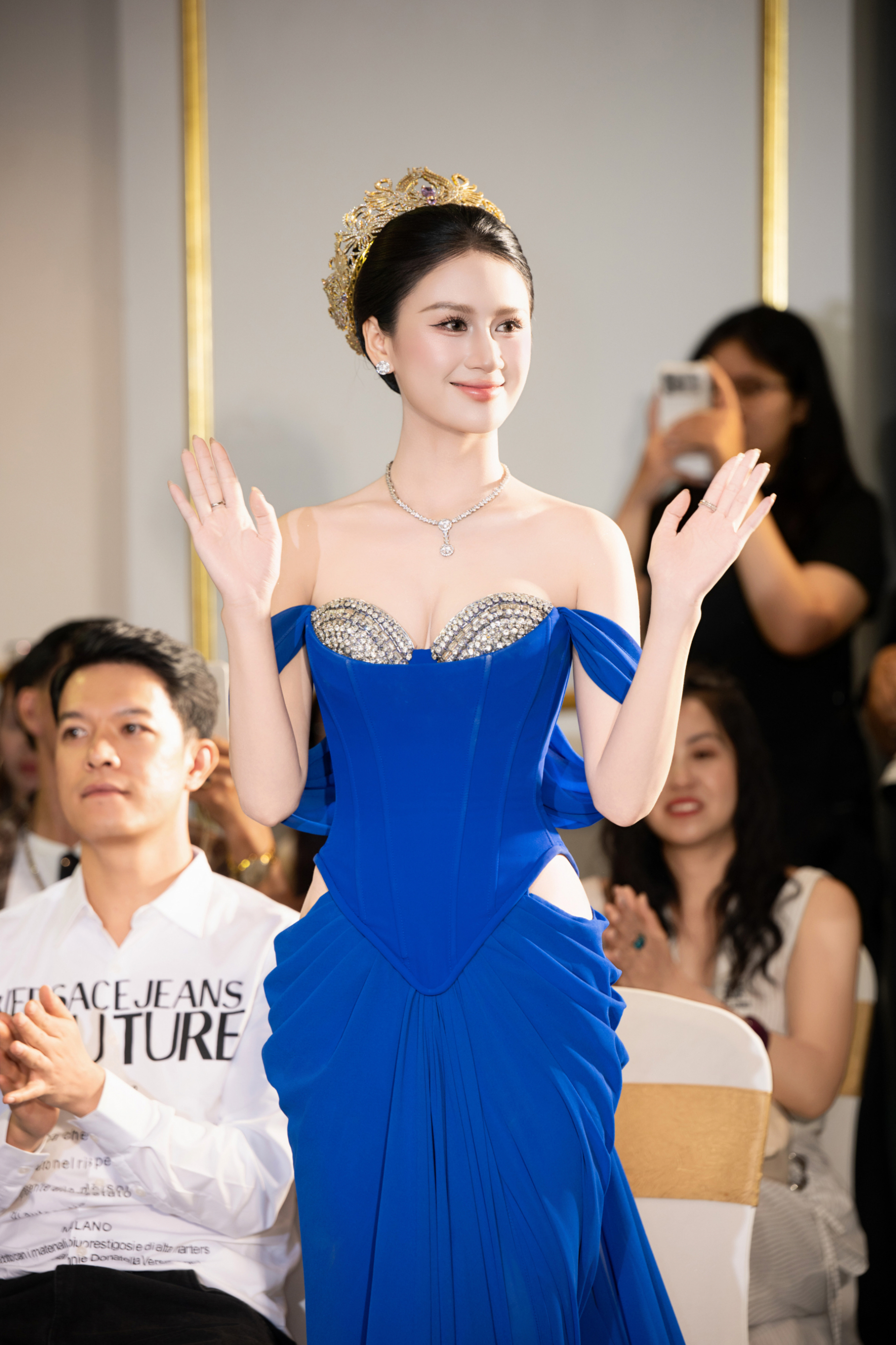 Á hậu Thúy Tiên gây chú ý khi xuất hiện