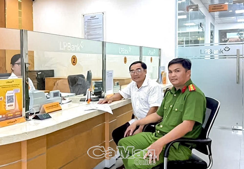 Anh Trần Văn Phúc (ngụ Ấp 17, xã Vĩnh Mỹ) cùng cán bộ Công an xã Vĩnh Mỹ đến Ngân hàng LPBank - Phòng giao dịch Hoà Bình để hoàn tất thủ tục chuyển trả 747,5 triệu đồng cho người chuyển khoản nhầm.