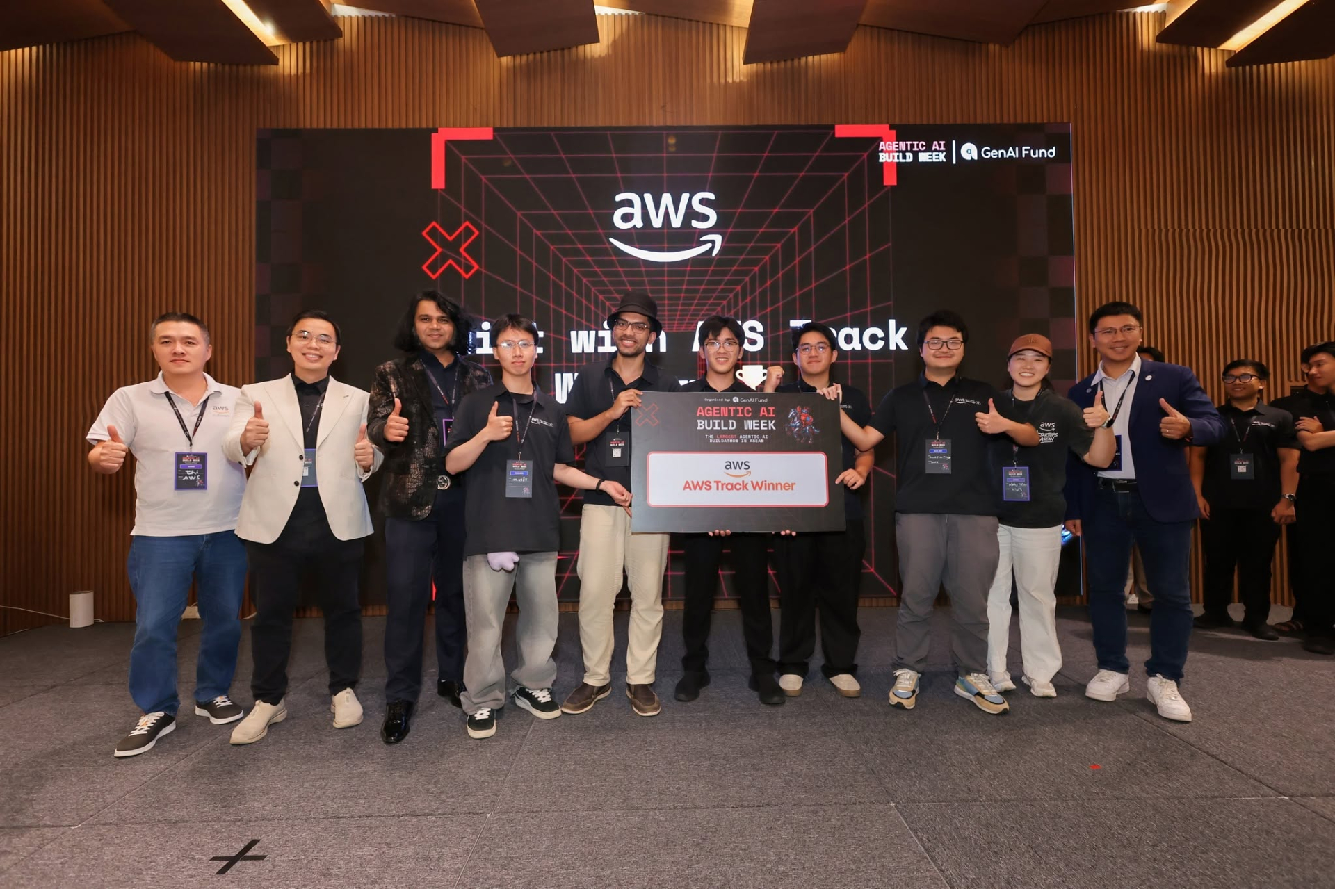 Hai sinh viên FPTU cùng các đồng đội tại Agentic AI Build Week 2026.