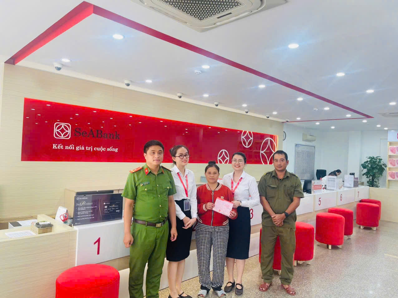 Công an xã hỗ trợ chị T. hoàn trả số tiền chuyển nhầm. Ảnh: Công an tỉnh Quảng Ngãi