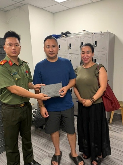 Gia đình anh Thiện vui mừng nhận lại tài sản bị bỏ quên từ đồng chí Đặng Quốc Cường