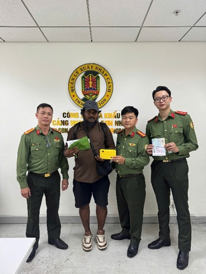 Cán bộ, chiến sĩ trao trả tài sản, giấy tờ tùy thân bị bỏ quên tận tay ông Ahmed Ibrahim